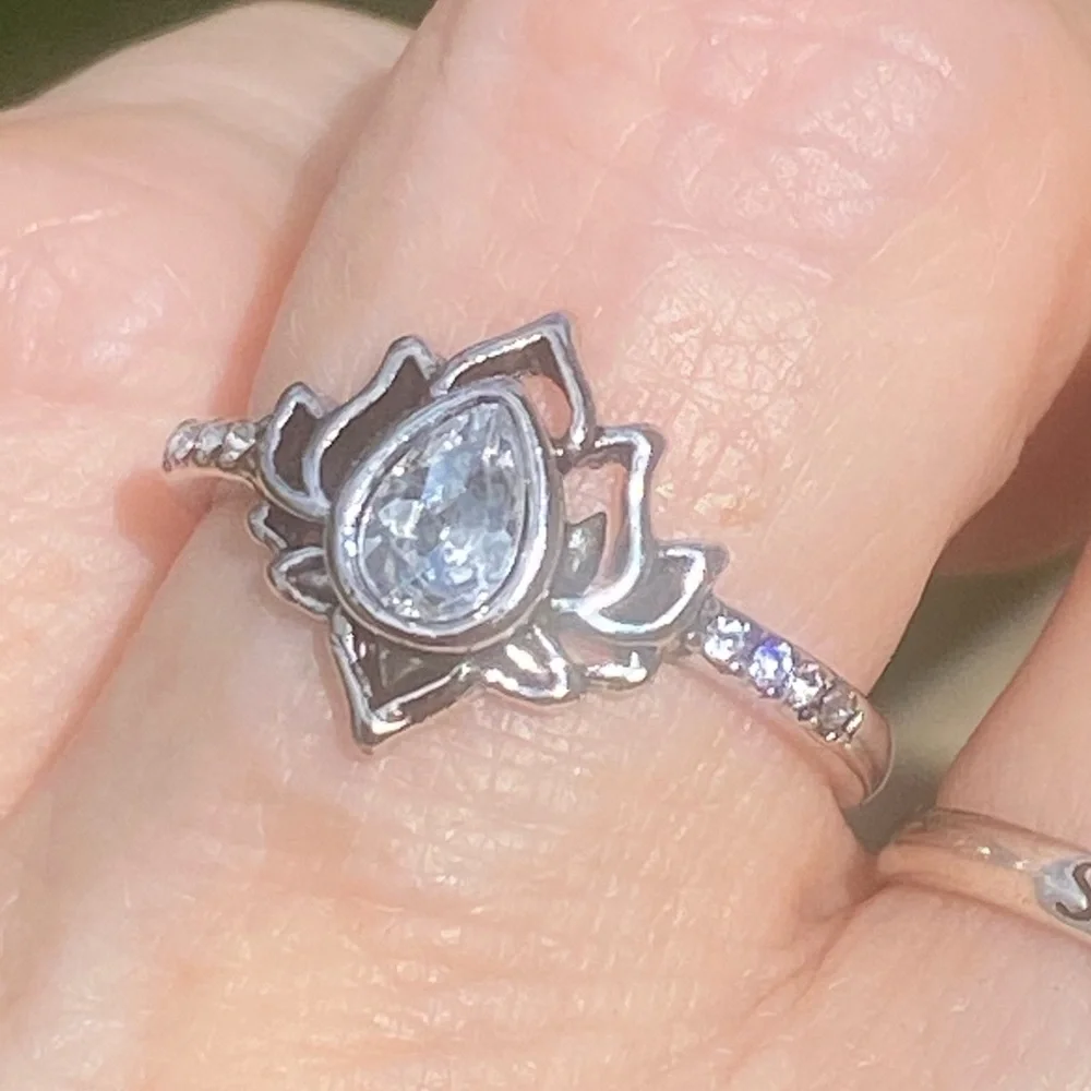 Lotus ring White Zircon silver plated flower ring with crystal accent - Picture 4 of 15
